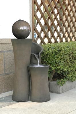 Невеликий декоративний фонтан за формою сувою