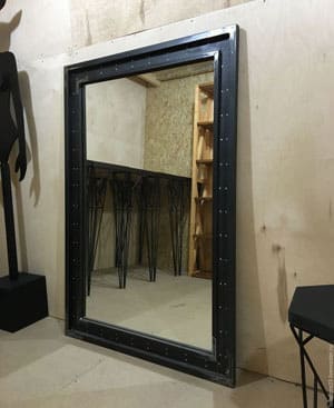 Пропонуємо велике дзеркало з металевою рамою у стилі лофт
