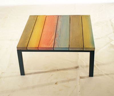 невеликий столик у стилі лофт з деревини сосни