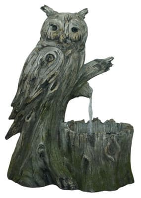 Невеликий декоративний фонтан за формою сови вирізьбленої з дерева