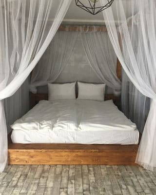 Купити дерев'яне ліжко  з балдахіном у стилі лофт
