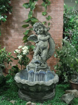 Чудовий декоративний фонтан з Амуром