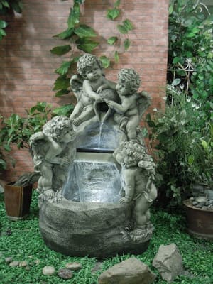 Чудовий декоративний фонтан з чотирма Амурами