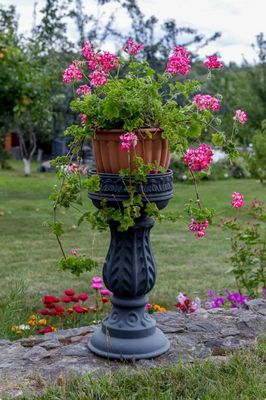 Кашпо садове із литого чавуну для квітів