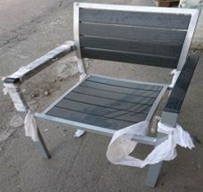 Металеве крісло для вулиці з пластиковим сидінням