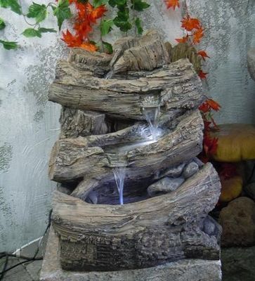 Невеликий декоративний фонтан за формою лісового струмка