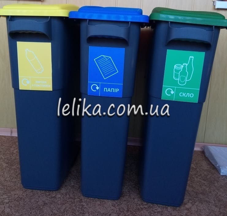 Контейнеры для раздельного сбора отходов из пластика, бумаги и стекла