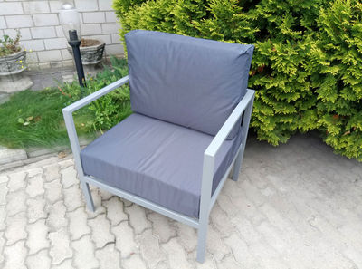 Металеве крісло з м'якими подушками. Фото 4