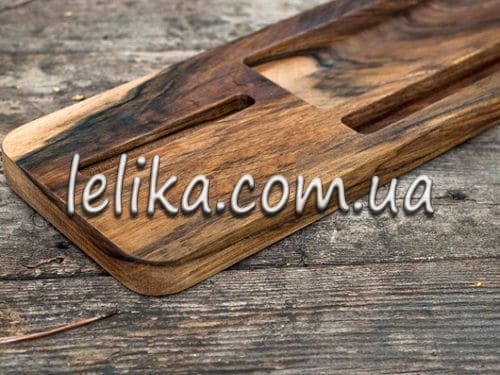 Пропонуємо Вам дерев'яну підставку з відділенням для мобільного телефону, ключів та ручки