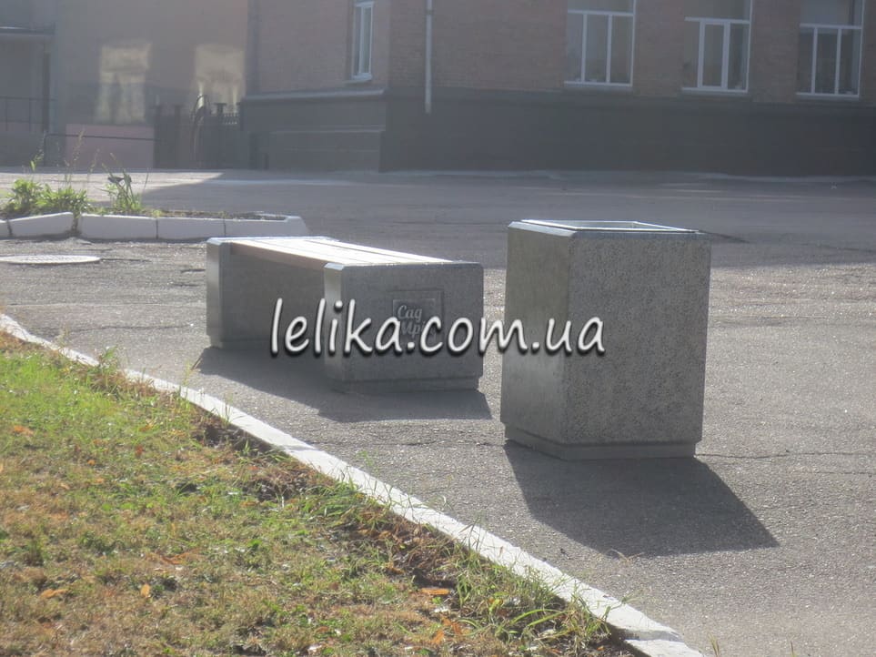 Лавочка с бетонными боковинами, урна бетонная с полимерным покрытием возле лавки 