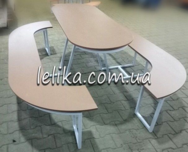 стіл з лавками із фанери на металевому каркасі