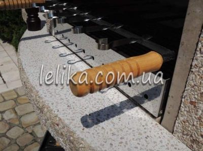 Приготовление мяса на гриле в камине-барбекю