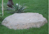 Декоративна кришка на люк у вигляді каменю