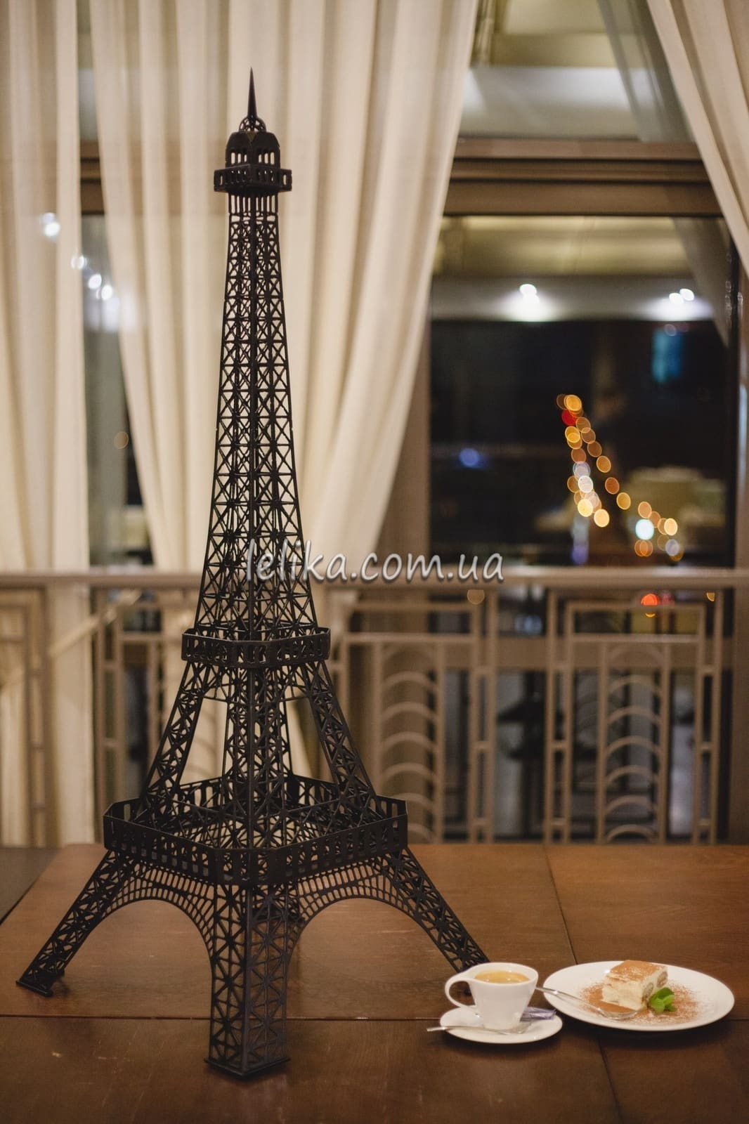Эйфелева башня в интерьре дома кабинета террасы ресторана гостиницы