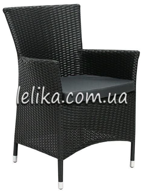 Кресло из техноротанга черного цвета со спинкой и подлокотниками