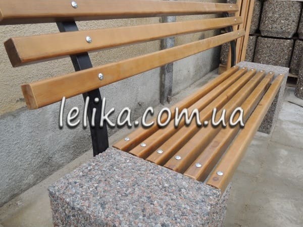 Скамейка со спинкой с боковинами из бетона