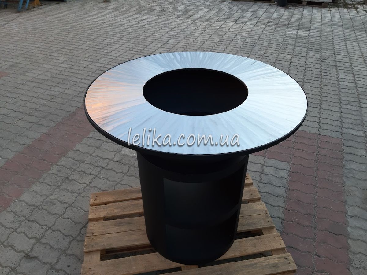 мангал на тумбі з круглим металевим диском