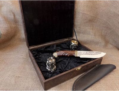 Бронзові чарки "Козацька рада" 2 шт з ножем у кейсі. Фото 3