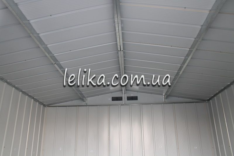двускатная крыша на металлическом сарае 